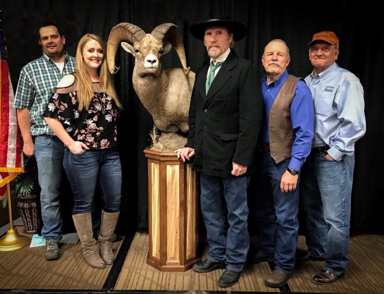 2018 Wyoming Big Horn Sheep Foundation Banquet, (l-r) Justin (Living Legends Taxidermy), Hero Sara Harris, Larry McDermott (guide), Steve Kilpatrick (guide), Dan Currah